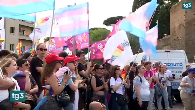 A Roma migliaia di persone hanno partecipato con bandiere arcobaleno e striscioni alla manifestazione nazionale contro l'omotransfobia