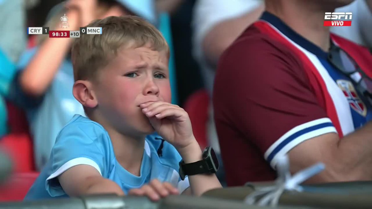 Los hinchas del Crystal Palace sufriendo y rezando para que termine, el nene hincha del Manchester City sin poder contener el llanto. Qué imágenes. Fútbol. ❤️⚽️