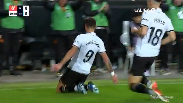 Cabeza y corazón 🤍🖤 ⚽️ Hugo Duro #ValenciaAthletic 🦇🦁