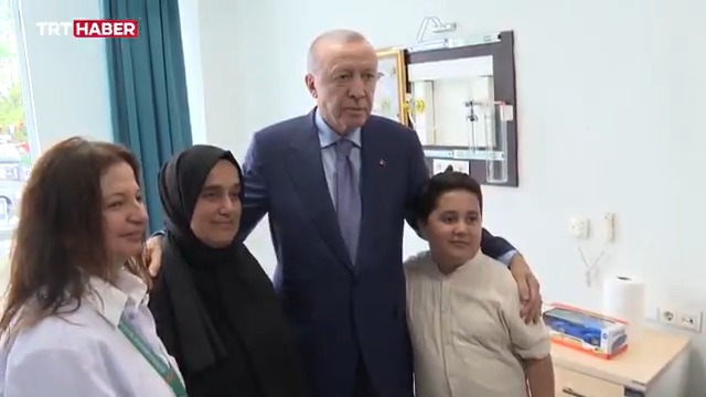 Cumhurbaşkanı Erdoğan, İstanbul Fizik Tedavi ve Rehabilitasyon Eğitim ve Araştırma Hastanesi'ndeki hastaları ziyaret etti.