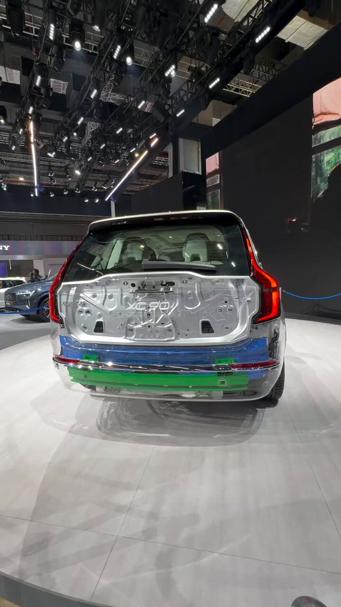 فولفو XC90 بمظهر شفاف يستعرض نقاط القوة بالهيكل و مكوناته وذلك بالشركة الأكثر أماناً في أنظمة الحماية لراكبي مقصورتها😍 ليش مانشوف سيارات فولفو بشوارعنا ؟🤔 🇸🇪