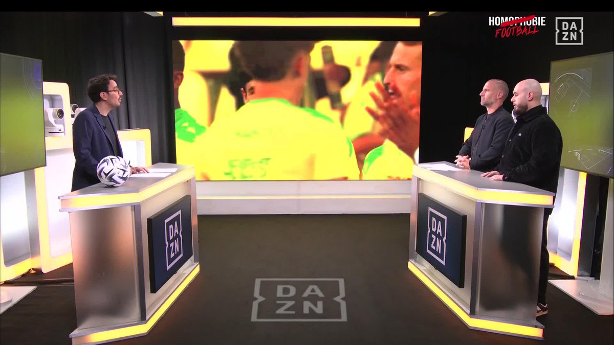 L’ovation du Stade Vélodrome pour l’échauffement de Steve Mandanda. 🥺💙🤍 🎥 DAZN France