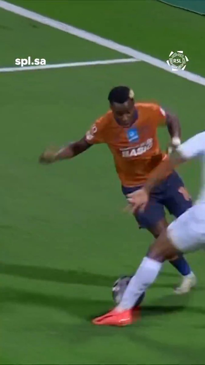 مرور جميل وإنهاء أجمل 🤩 عرض فني متكامل من فاشون ساكالا 🪄🇿🇲 #دوري_روشن_السعودي | #الفيحاء_الأخدود