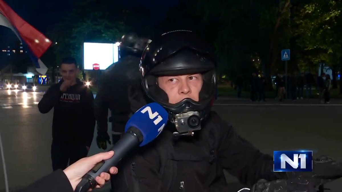 Jedan od bajkera koji su štitili studente našao se u neposrednoj opasnosti kada su, kako je kazao, muškarci koji su napuštali SNS miting u Nišu na njega izvadili "šipke i cevi" zbog čega je on morao da beži. Policija nije reagovala.