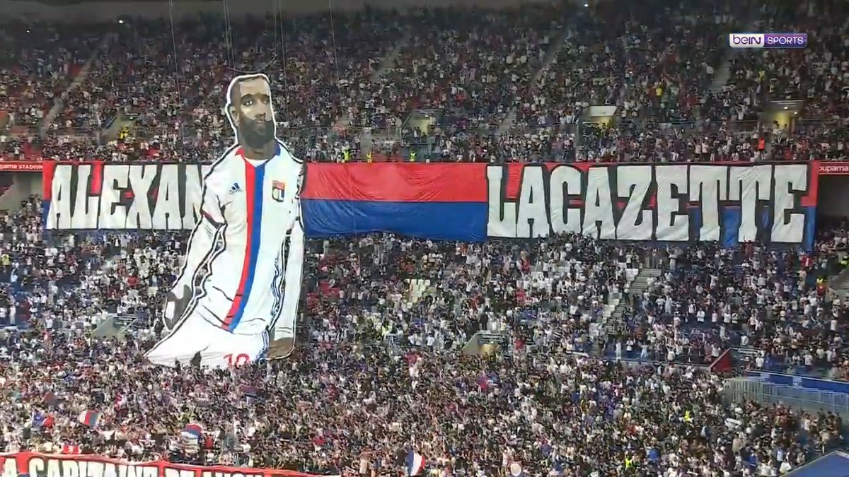 ❤ "İz bırakanlar unutulmaz..." ✨ Lyon taraftarlarının simge isimleri Alexandre Lacazette'e veda için hazırladıkları muhteşem kareografi! | #Ligue1McDonalds