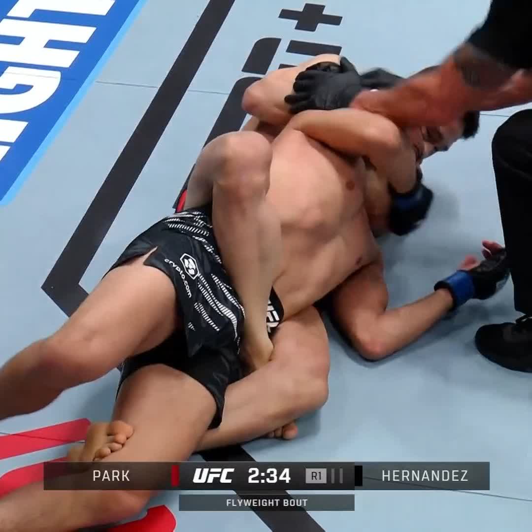He's back in a BIG way 😮‍💨 HyunSung Park gets the submission victory in round one after more than a year away from the Octagon! #UFCVegas106