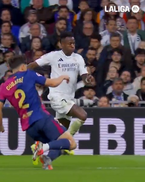 Pau Cubarsí, 𝗣𝗥𝗘𝗦𝗘𝗡𝗧𝗘 𝗬 𝗙𝗨𝗧𝗨𝗥𝗢 del FC Barcelona. 🚧 🤯 Tiene 18 años. Repetimos, tiene 18 años. #DesenlaceLALIGA | #LALIGAHighlights