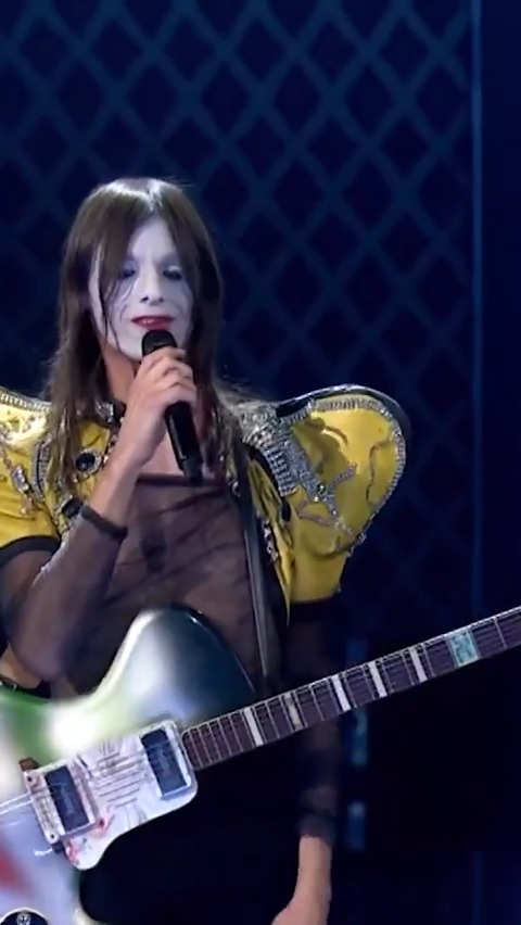 Non siamo altro che Lucio 🫶 Lucio Corsi sul palco del Grand Final di #Eurovision2025 Potete continuare a votare con il codice 14 su 🇮🇹 #Eurovision #ESCIta