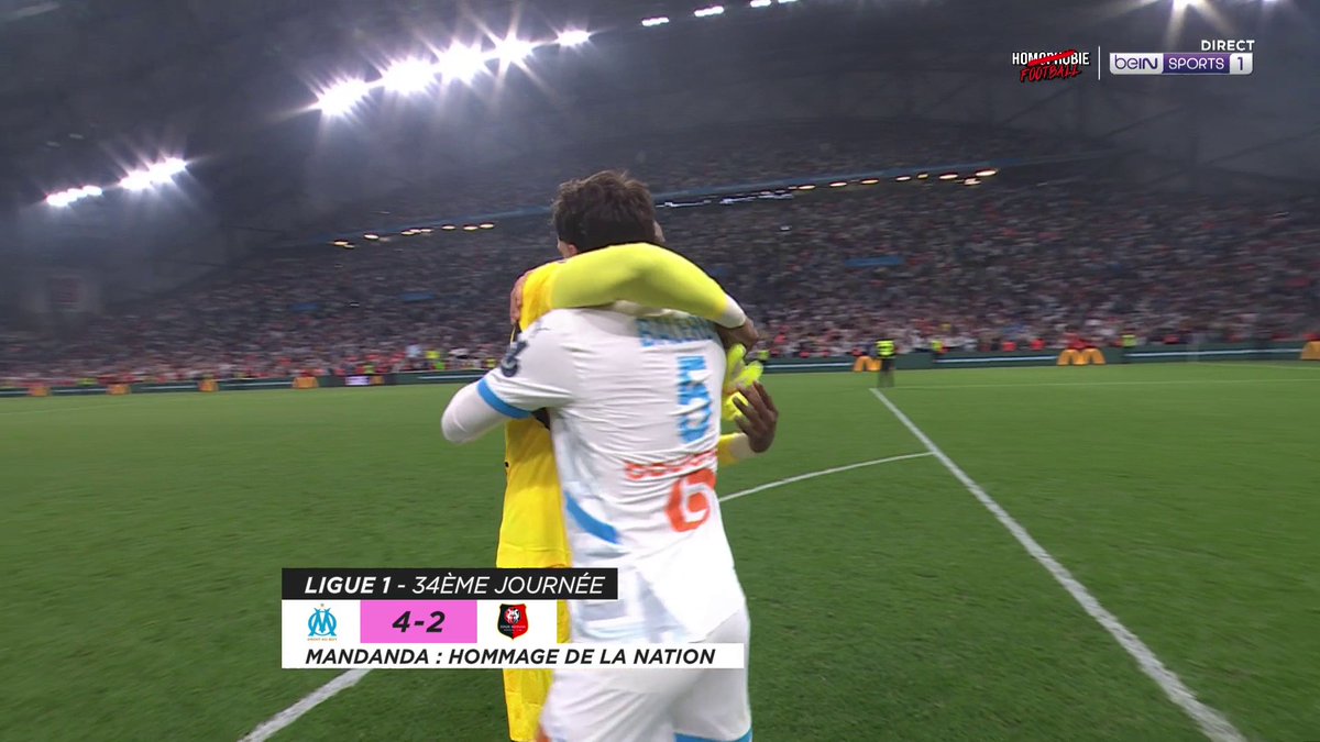 Balerdi qui viens voir Mandanda en courant pour lui donner le brassard de l’OM &amp; qui repart aussi vite pour le laisser profiter du moment C’est ce qu’on appelle la classe