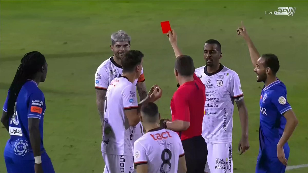 اغرب وافسد طرد حصل بتاريخ الدوري والله حرمونا من الدوري الله يحرمهم عافيتهم