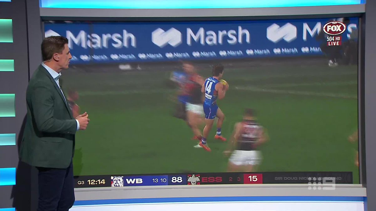 "I hate teams going backwards." Matthew Lloyd shows how Essendon's ball movement played into the Bulldogs' hands, as Luke Beveridge's men taught the young Dons a lesson. #9AFLSFS | Watch on Nine & 9Now 🖥️