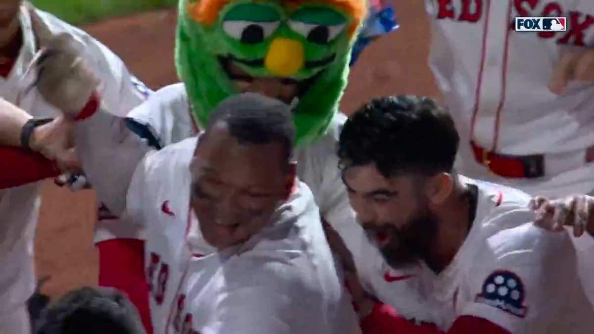 The Wally head during walk-off celly is elite 🤣 (MLB x Banana Boat)