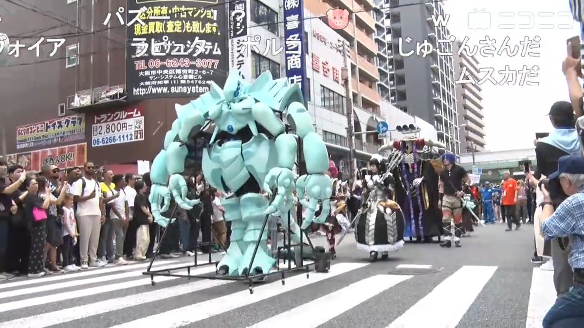 【カオス】「ストリートフェスタ2025」コスプレイヤーが練り歩くパレード開催！ラストの巨大コスプレは必見