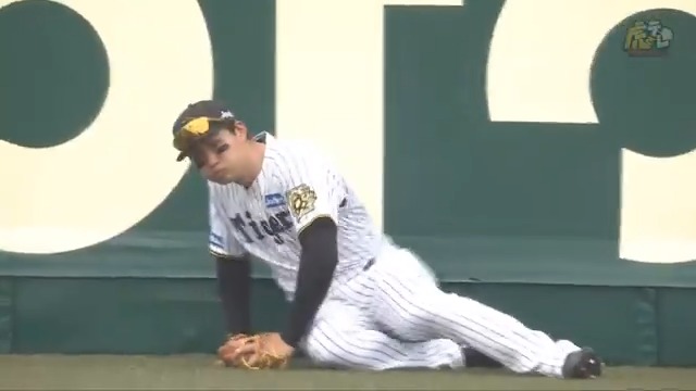 4回表、森下選手がライトへの大飛球をフェンスに激突しながらも好捕！ #hanshin #虎テレ #阪神タイガース #鼓動を鳴らせ_虎道を進め