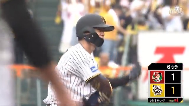 6回裏、中野選手のレフト前ヒットにエラーが絡み同点に追いつく！ #hanshin #虎テレ #阪神タイガース #鼓動を鳴らせ_虎道を進め