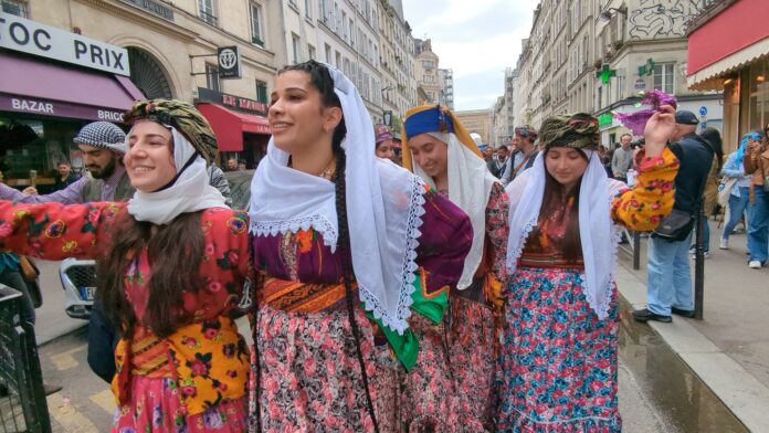 #VİDEO- Paris Kürt Kültür Festivali başladı Davul, zurna ve erbanelerle Kürtçe müzik eşliğinde Ahmet Kaya Kürt Kültür Derneği önünde toplanan kitle, 10. Paris Belediyesi’ne kadar yürüdü Kitle daha sonra halay çekti