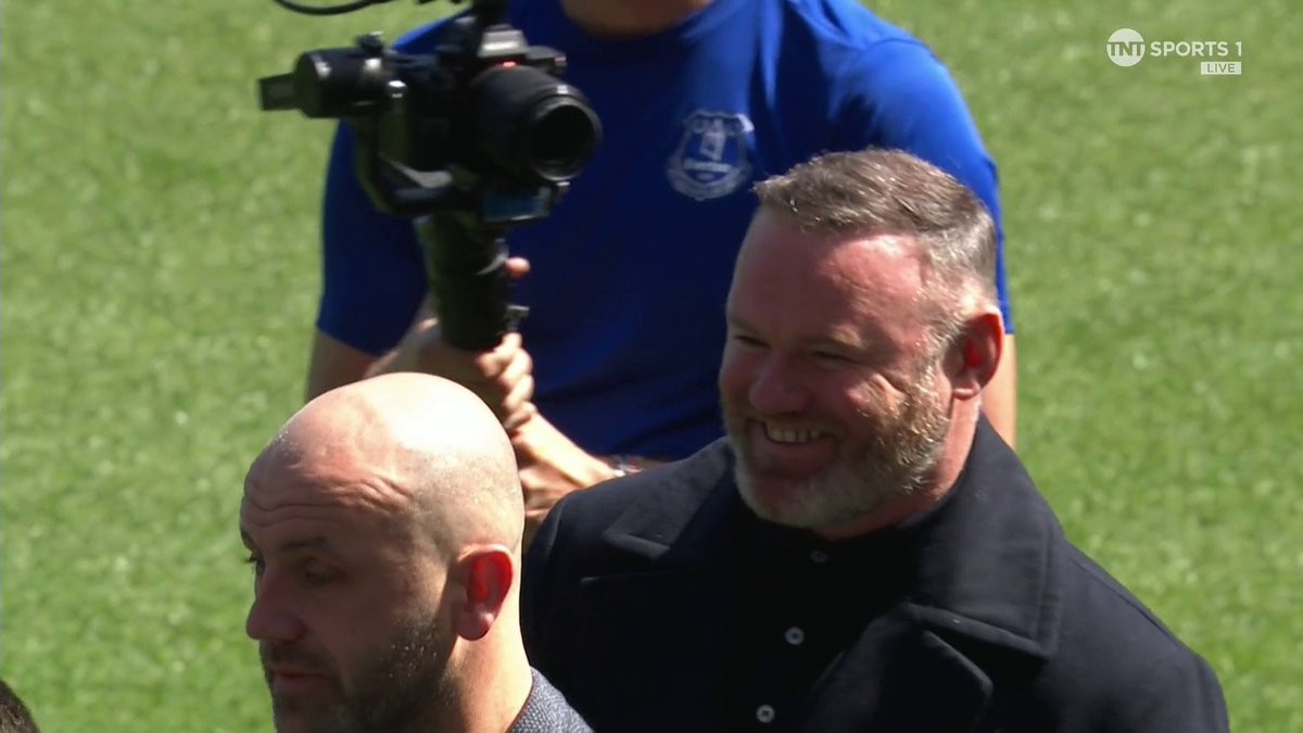 What an atmosphere ๐ Over 50 Everton legends make their way into Goodison Park applauded by the fans ๐ต ๐บ TNT Sports & discovery+ UK