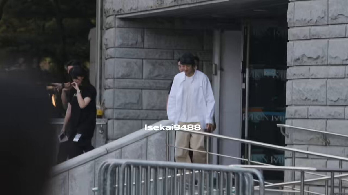 Chanyeol waited for Jongin to finish his send-off then they left the venue together 🥹