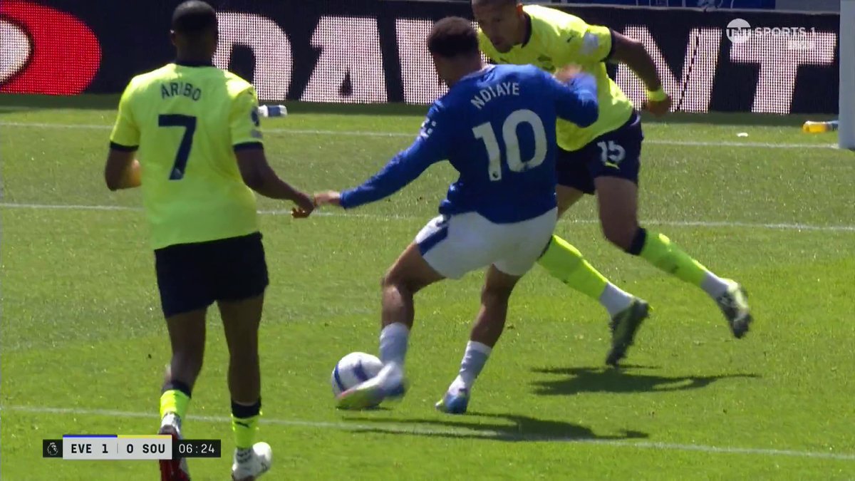The perfect start! 🙌 Iliman Ndiaye opens the scoring for the toffees 📺 TNT Sports &amp; discovery+ UK
