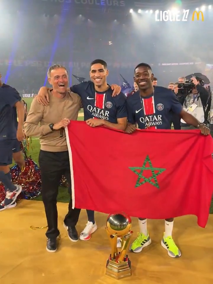 Achraf Hakimi qui appelle Luis Enrique pour poser avec le drapeau du Maroc 🇲🇦🤣😁