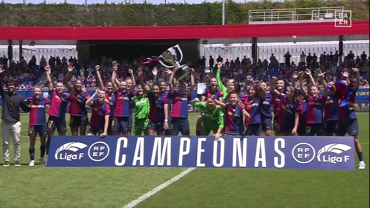 Y una vez mรกsโฆ ยกEL FC BARCELONA LEVANTA ANTE SU GENTE EL TรTULO DE LIGA F! ๐ Son seis consecutivas. Son diez en total. Son las reinas del fรบtbol femenino โจ #LigaFenDAZN โฝ๏ธ