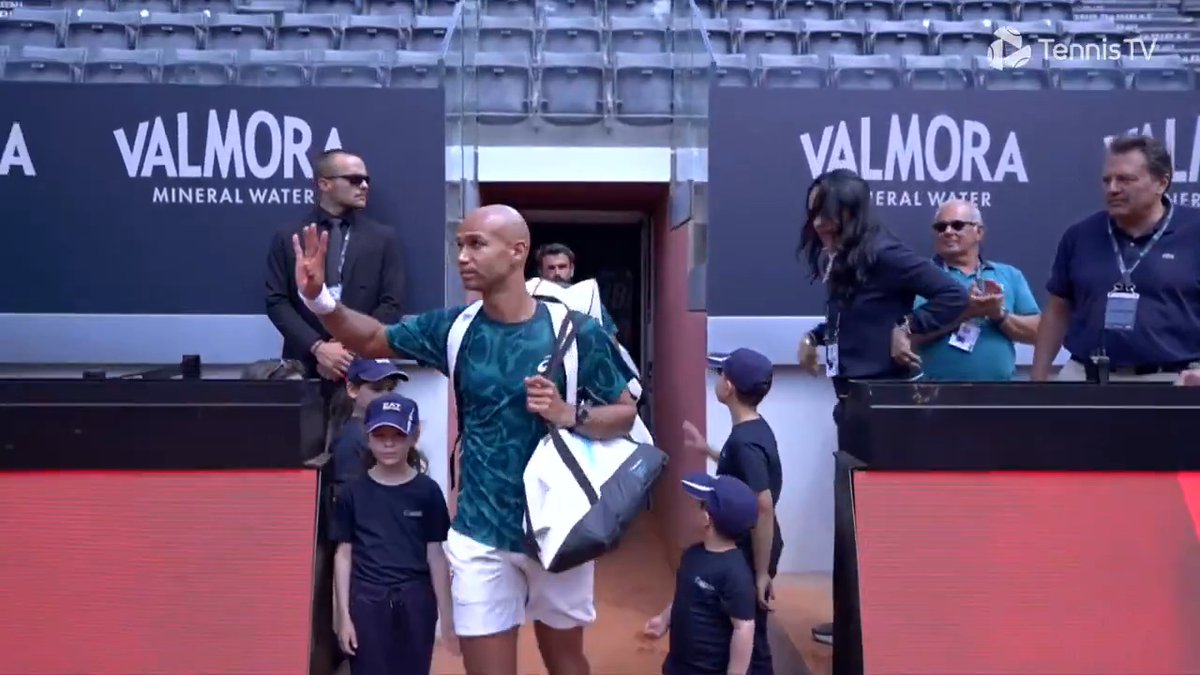 Too locked in 🔒🤣 Doumbia forgets to walk out with his mascot ahead of the pair's maiden Masters 1000 final! #IBI25