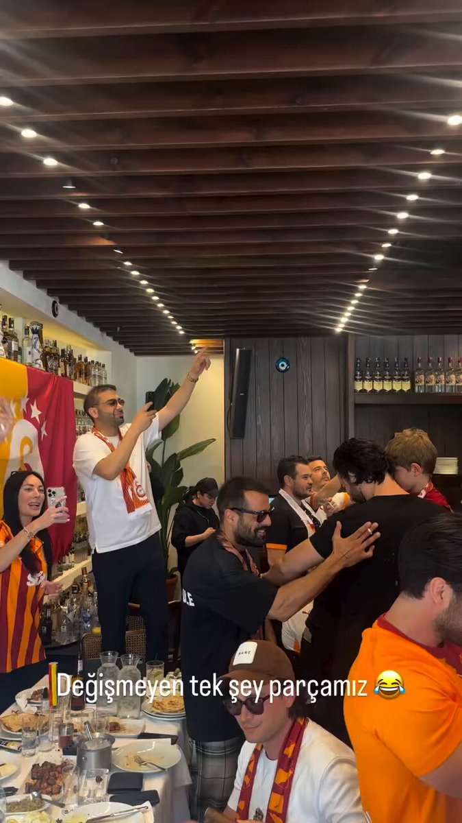 👈😁👉 Galatasaraylı taraftarlar, "Pode senta" şarkısıyla eğlenmeye başladı.