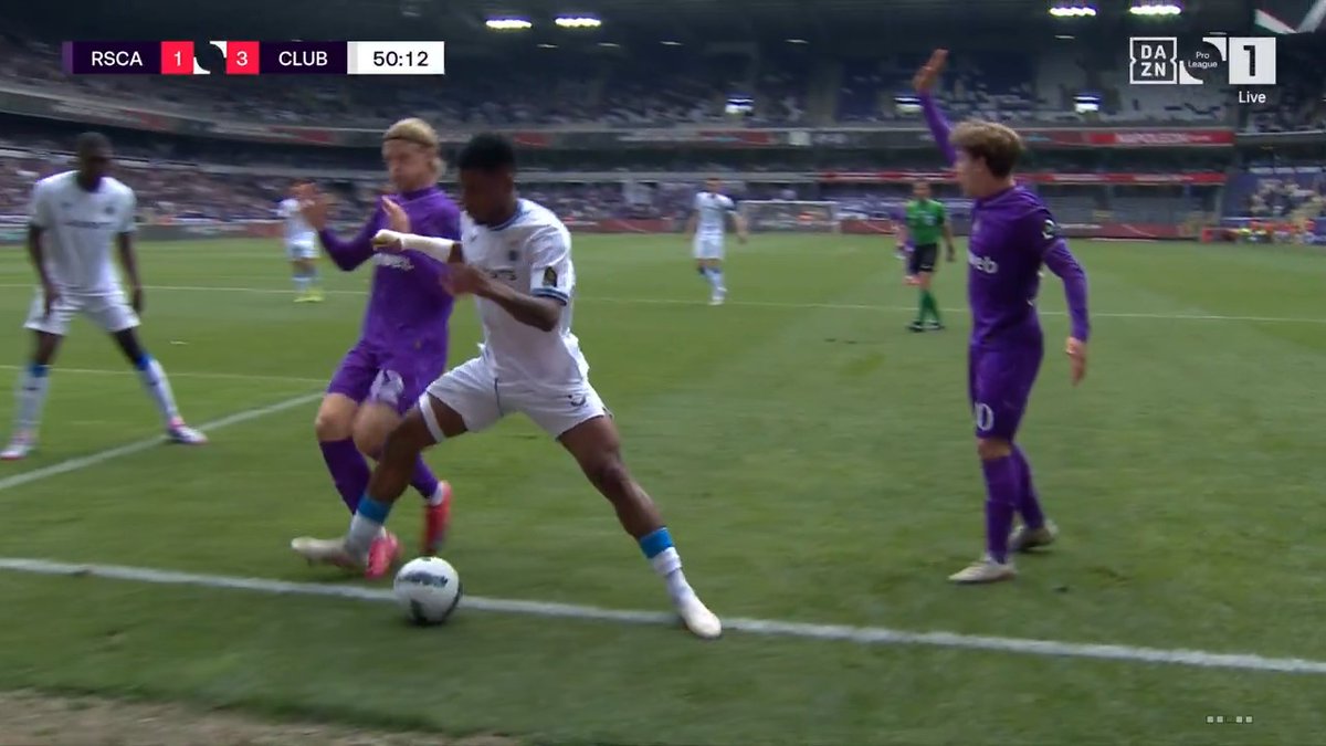 🖥️ | Had de VAR tussen moeten komen voor een penalty op Kasper Dolberg? 🧐🫵 #ANDCLU