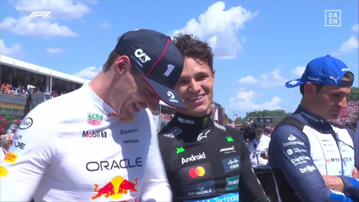 La carrerita que se ha tenido que pegar Norris para evitar la multa por llegar tarde al himno 😅 Verstappen no se parte de risa 😂😂😂😂😂 #ImolaDAZNF1 🇮🇹