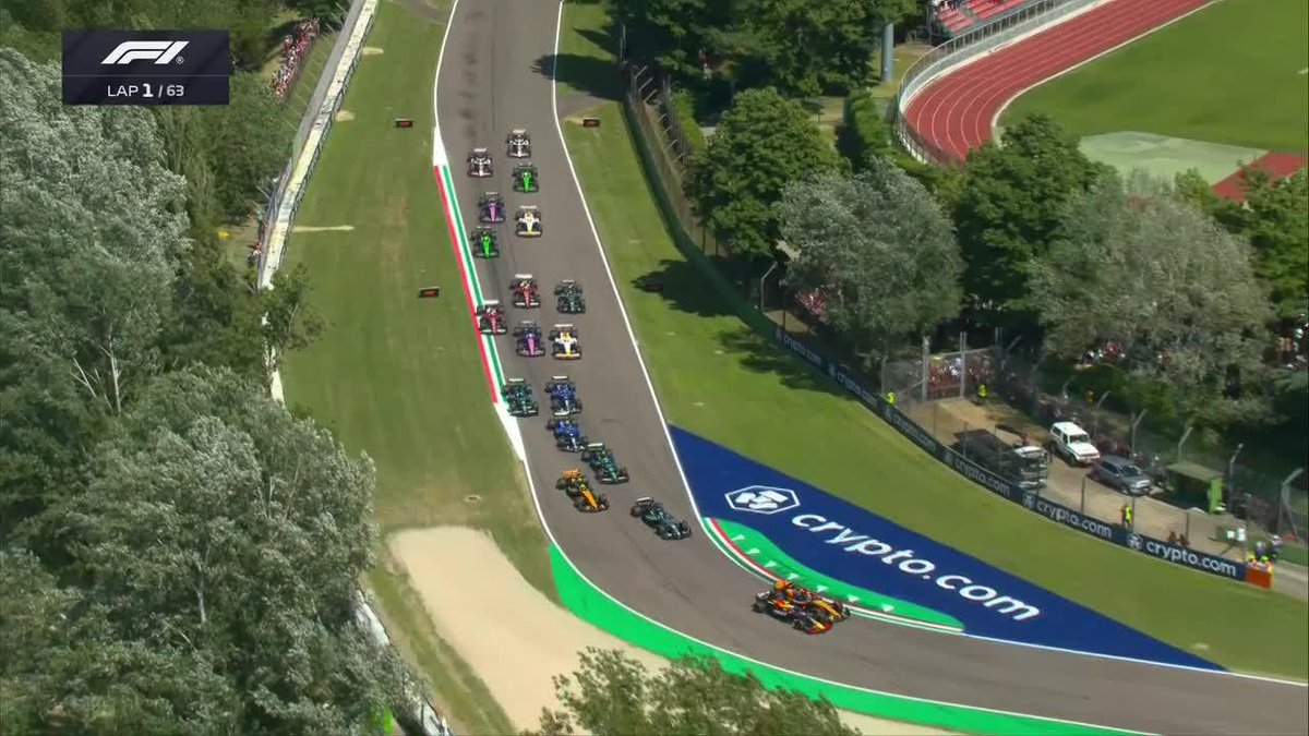 "Max Verstappen" Porque hizo esta largada con la chota al aire y superó en la primera curva al McLaren de Oscar Piastri para ponerse primero en el Gran Premio de Emilia-Romaña. Pero mirá cómo largó Max, qué pedazo de largada hizo el hijo de re mil puta.