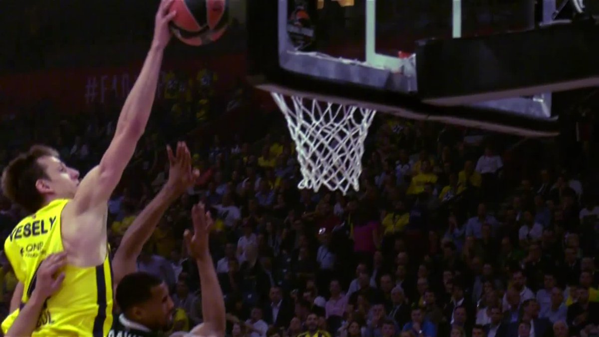 18.05.2018 🗓 Jan Vesely, Fenerbahçe formasıyla Brandon Davies’in üzerinden harika bir smaca imza atıyor! 🔙 Fenerbahçe Beko 🟡🔵