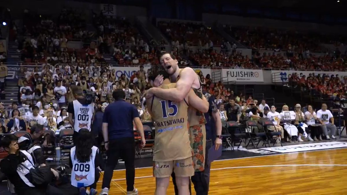 選手・スタッフ・ファン、みんなで掴んだ大きな大きな一勝。 そして今日のヒーローを讃えるビッグハグ❤️🔥 松脇圭志 Jack Ryan Cooley 琉球ゴールデンキングス公式 #Bリーグ #りそなグループ #Bリーグチャンピオンシップ