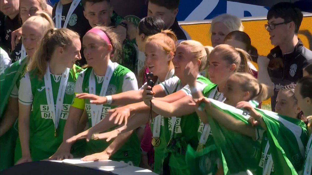 🏆 𝐓𝐑𝐎𝐏𝐇𝐘 𝐋𝐈𝐅𝐓 𝐓𝐈𝐌𝐄 🏆 🥬 Hibs celebrate the SWPL title 🙌