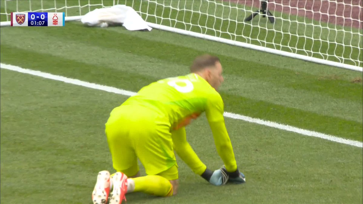 A minute played and Matz Sels pulls off a brilliant save! 😨⏱️