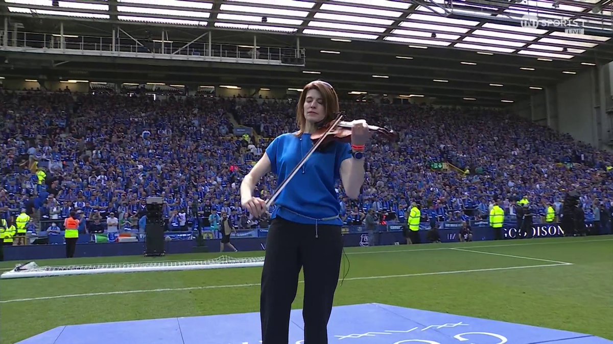 Everton bid farewell to Goodison Park with a beautiful violin rendition of Z-Cars 💙 📺 TNT Sports & discovery+ UK