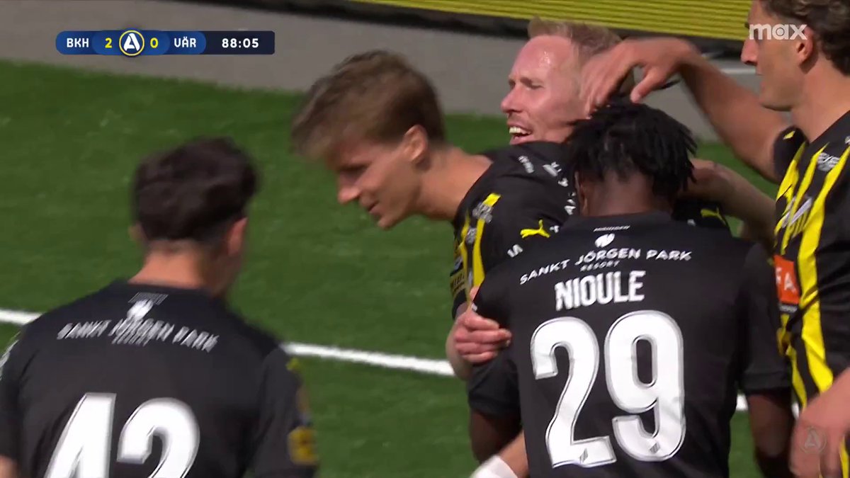 Fyra mål på två matcher har han när Samuel Leach Holm gör sitt andra för dagen från elva meter 🐝 📲 Se matchen på Max