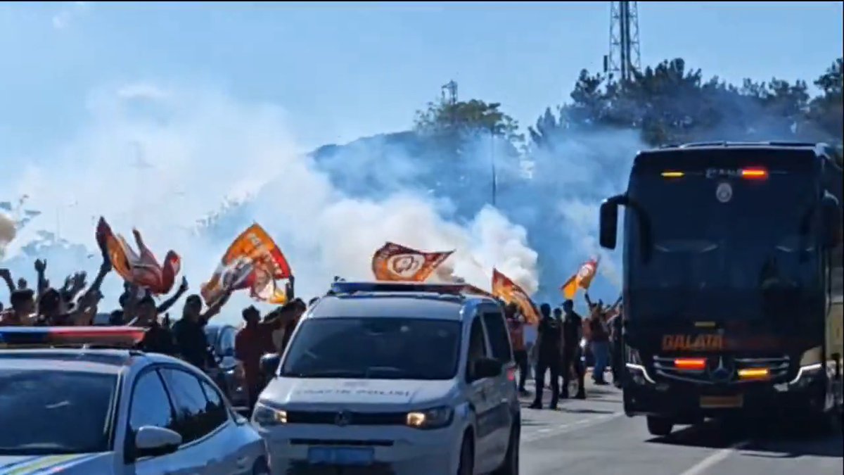 Taraftarlarımız, takımımızı şampiyonluk maçı için Ali Sami Yen Rams Park'a uğurladı.