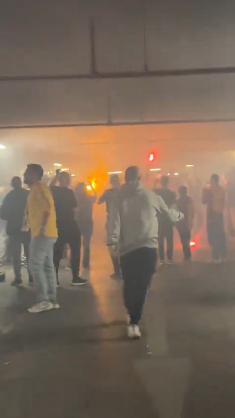 🔥 Taraftarlarımız, Ali Sami Yen Rams Park otoparkında beste söyleyerek maç saatini bekliyor.