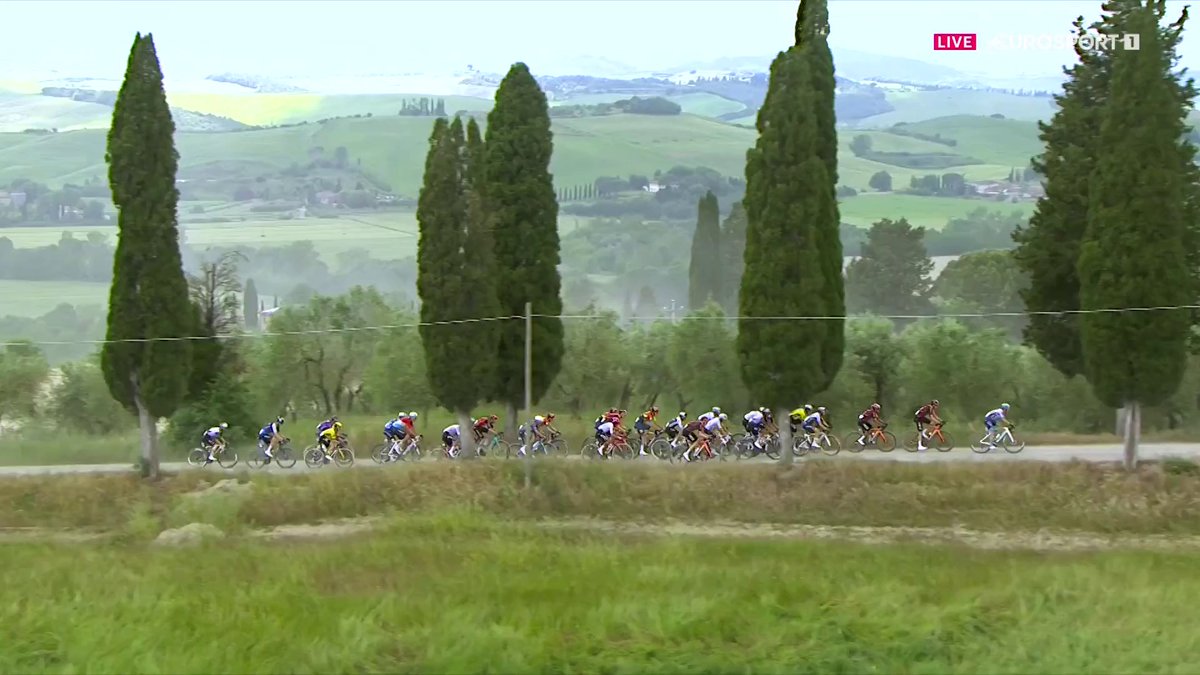 El incidente en el que se han ido al suelo Roglic y Pidcock. Ayuso evitó la caída, pero tuvo que poner pie a tierra. #GirodItalia