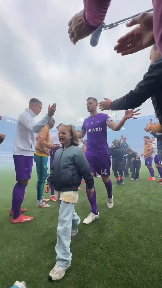 🇧🇪🥹 Jan Vertonghen (38) just played his last ever home match for Anderlecht. He's retiring at the end of the season. 👋 Mousa Dembele, Michel Vorm, Siem De Jong etc made a special appearance to celebrate his career. ❤️