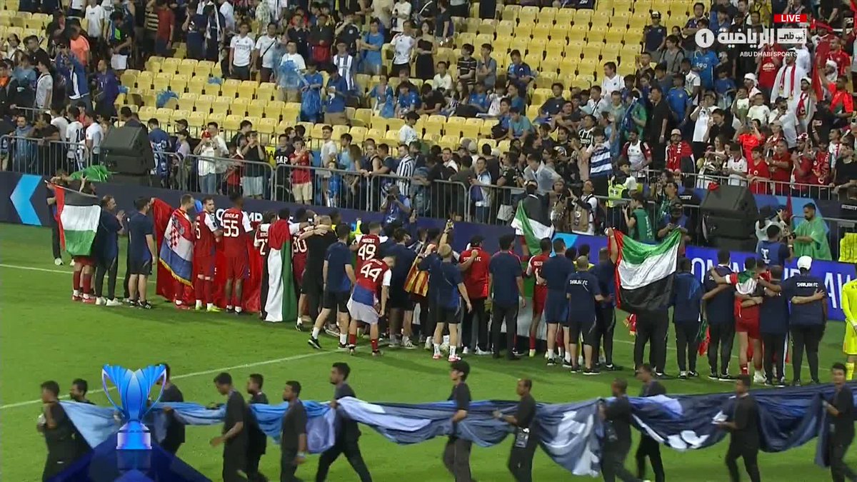 فرحة كبيرة للاعبي الشارقة مع الجماهير الحاضرة في سنغافورة ⚪️🔴 نهائي #دوري_أبطال_آسيا2 🏆 #الشارقة_ليون_سيتي | #أبوظبي_الرياضية Asia 1⃣