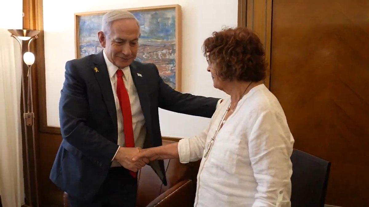ראש הממשלה נתניהו בפגישתו עם גב' נדיה כהן, אלמנתו של לוחם המוסד, אלי כהן ז"ל: אלי זה אגדה הישראלית. הוא הסוכן הגדול ביותר שהיה למודיעין הישראלי. בשנות קיום המדינה לא היה מישהו כמוהו. אלה מסמכים היסטוריים של גיבור ישראל.
