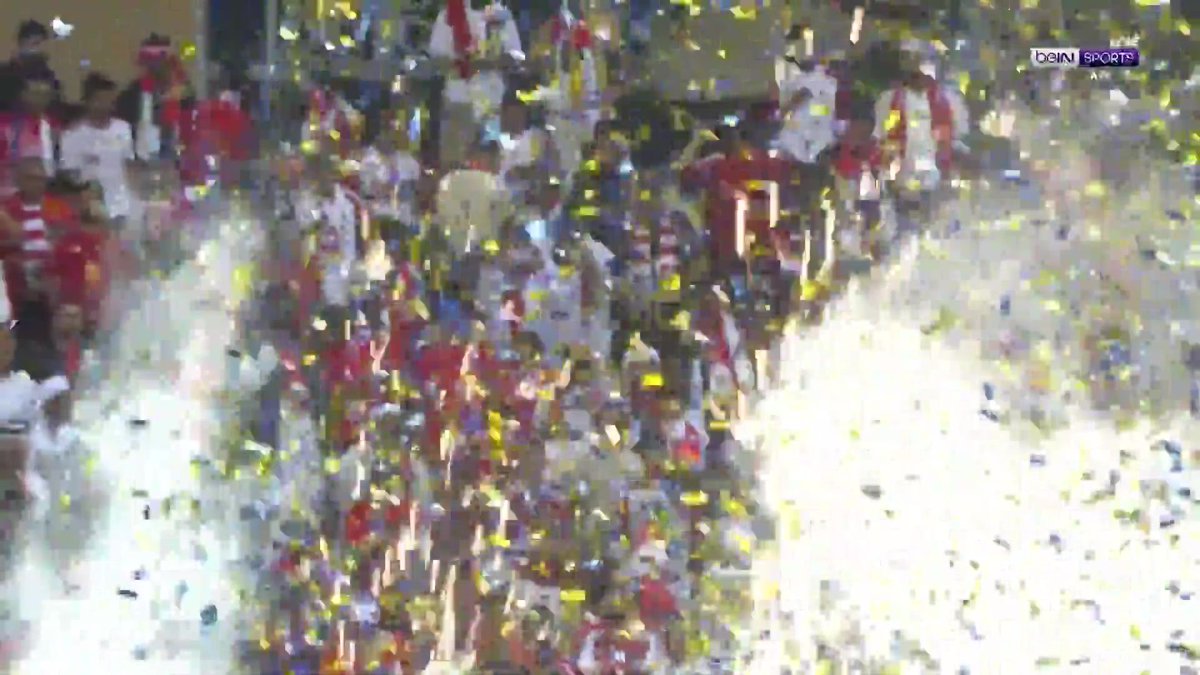 الشارقة الإماراتي يرفع كأس دوري أبطال آسيا 2 #دوري_أبطال_آسيا_2