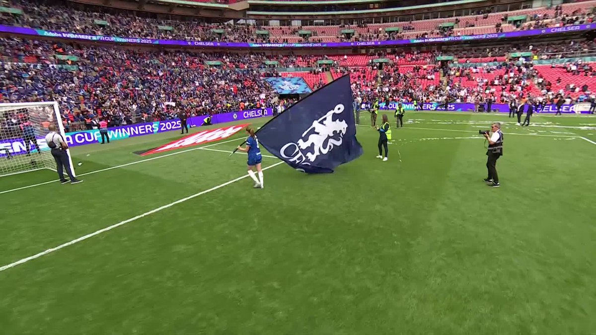 Sjoeke Nusken has the Chelsea FC Women flag ๐คฃ #AdobeWomensFACup