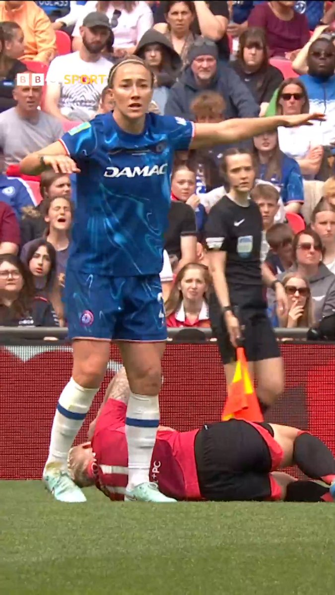 A great sporting touch 🤝 Lucy Bronze made sure the game was stopped when her opponent Leah Galton took a knock in the FA Cup final.