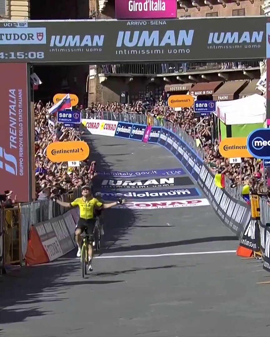 La rinascita di Wout Van Aert👏 Il belga torna a vincere dopo 9 mesi e lo fa sul suo terreno e mette nel palmares almeno una vittoria di tappa in tutti i grandi giri: LEGGENDARIO🔝 #Ciclismo #GirodItalia #VanAert