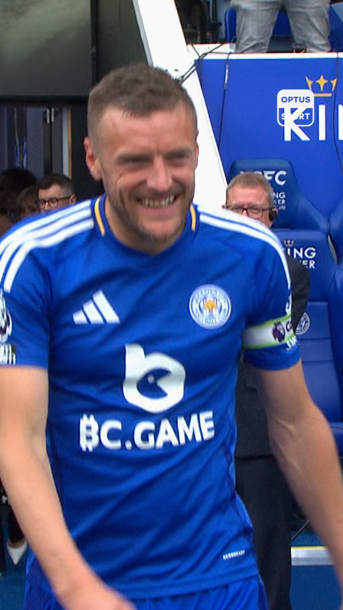Jamie Vardy. King of Leicester 👑 Past and present players form a guard of honour for Vardy after his 500th and final appearance for the Foxes. Legend.