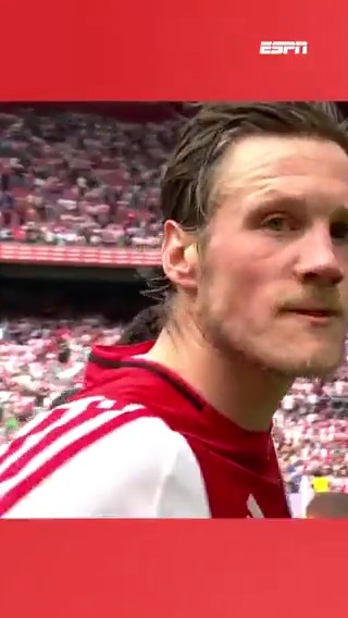 Wout Weghorst slaat camera weg bij moment met Ajax-fans: "Het is emotie, jammer dat de camera altijd op mij moet"