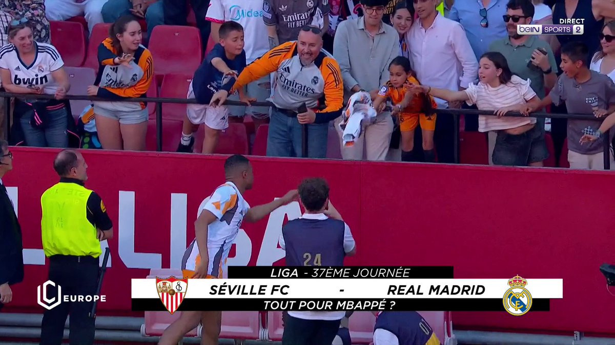 🥰 Kylian Mbappé 🇫🇷 a fait une heureuse dans les tribunes de Séville. Trop mignon. 🎥 beIN SPORTS