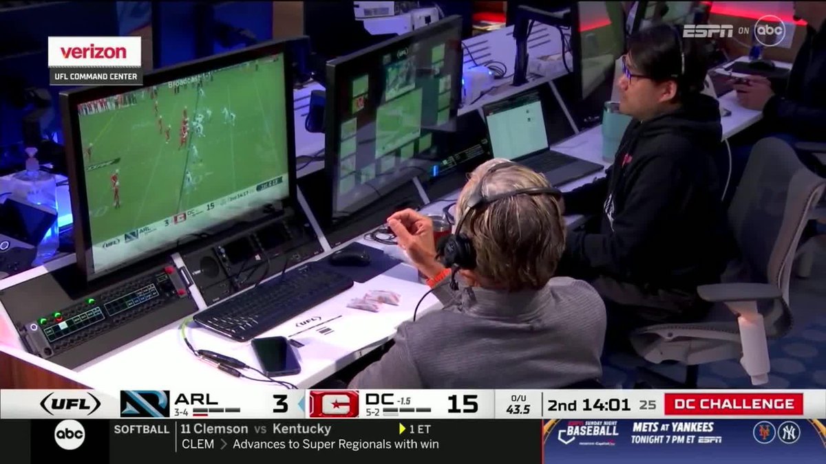 "I got more going on in this play than I've had all year long" 🤣 Mike Pereira is busy in the Command Center today 😂 📺: ABC | Verizon